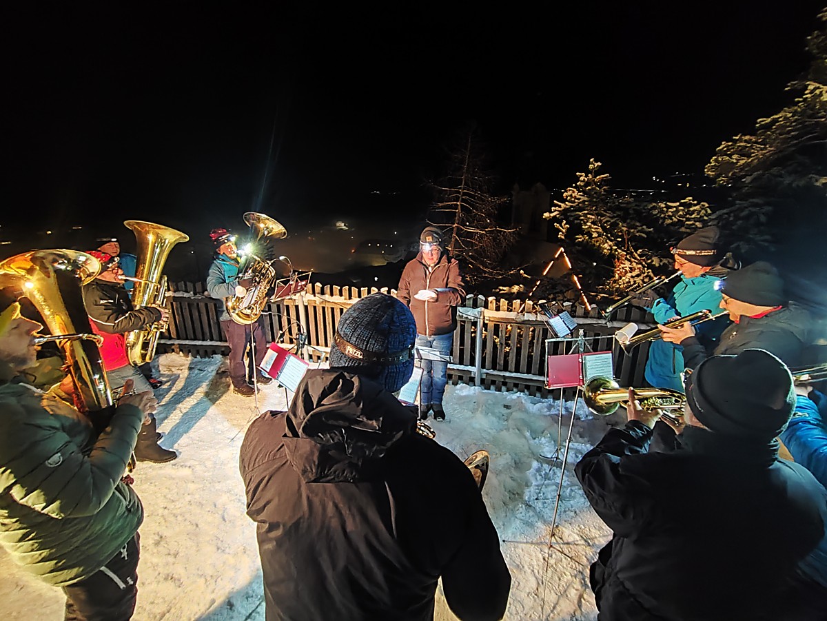 2024-12-24 Blaesergruppe bei der Lourdes-Kapelle