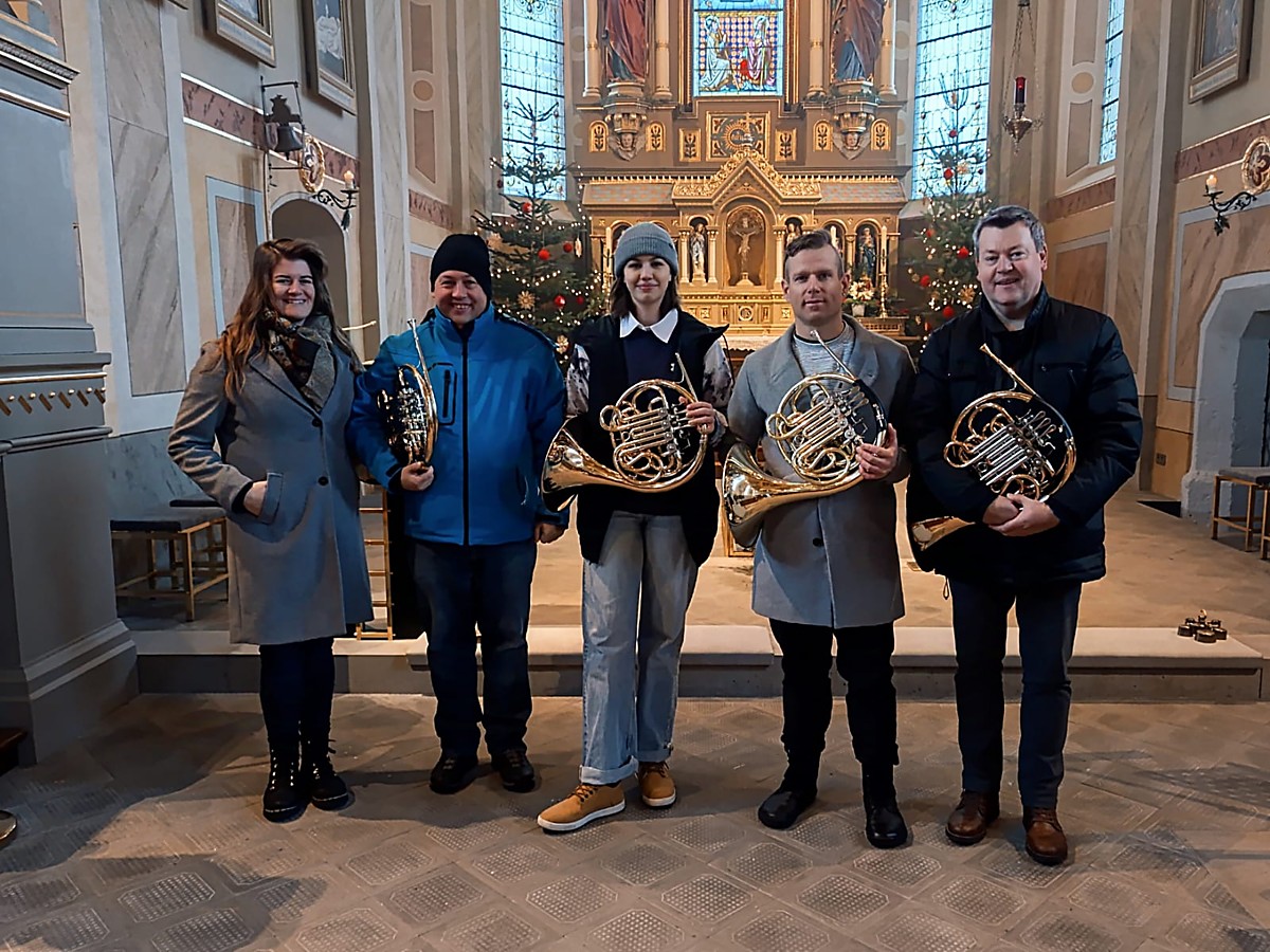 2024-12-25 Horn hoch4 beim Gottesdienst